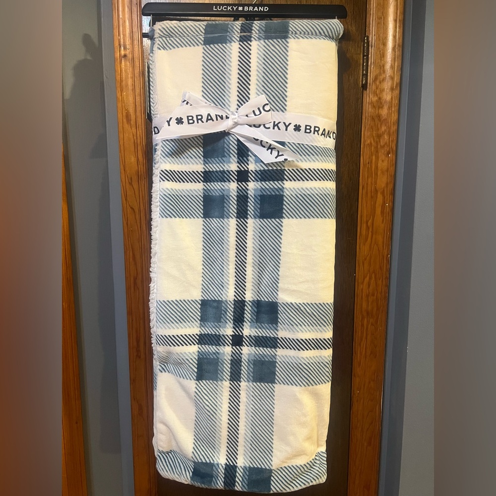 NWT Lucky Brand Palmdale White with Light Blue Plaid 50"x70" Microfiber Throw - Picture 5 of 7